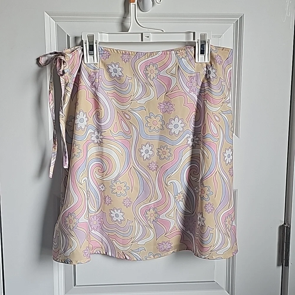 Princess Polly Retro Swirl Wrap Mini Skirt in Women's Size 6 EUC - Picture 6 of 7